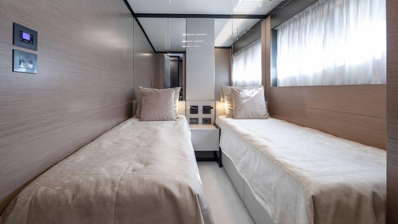 FERRETTI 780