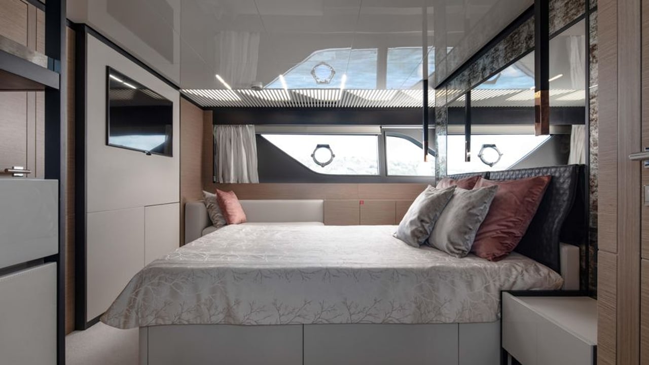 FERRETTI 780