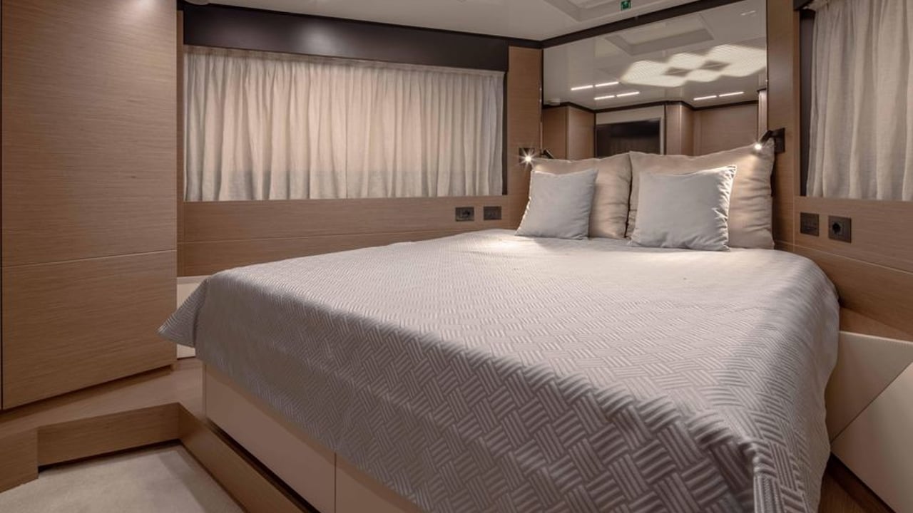 FERRETTI 780
