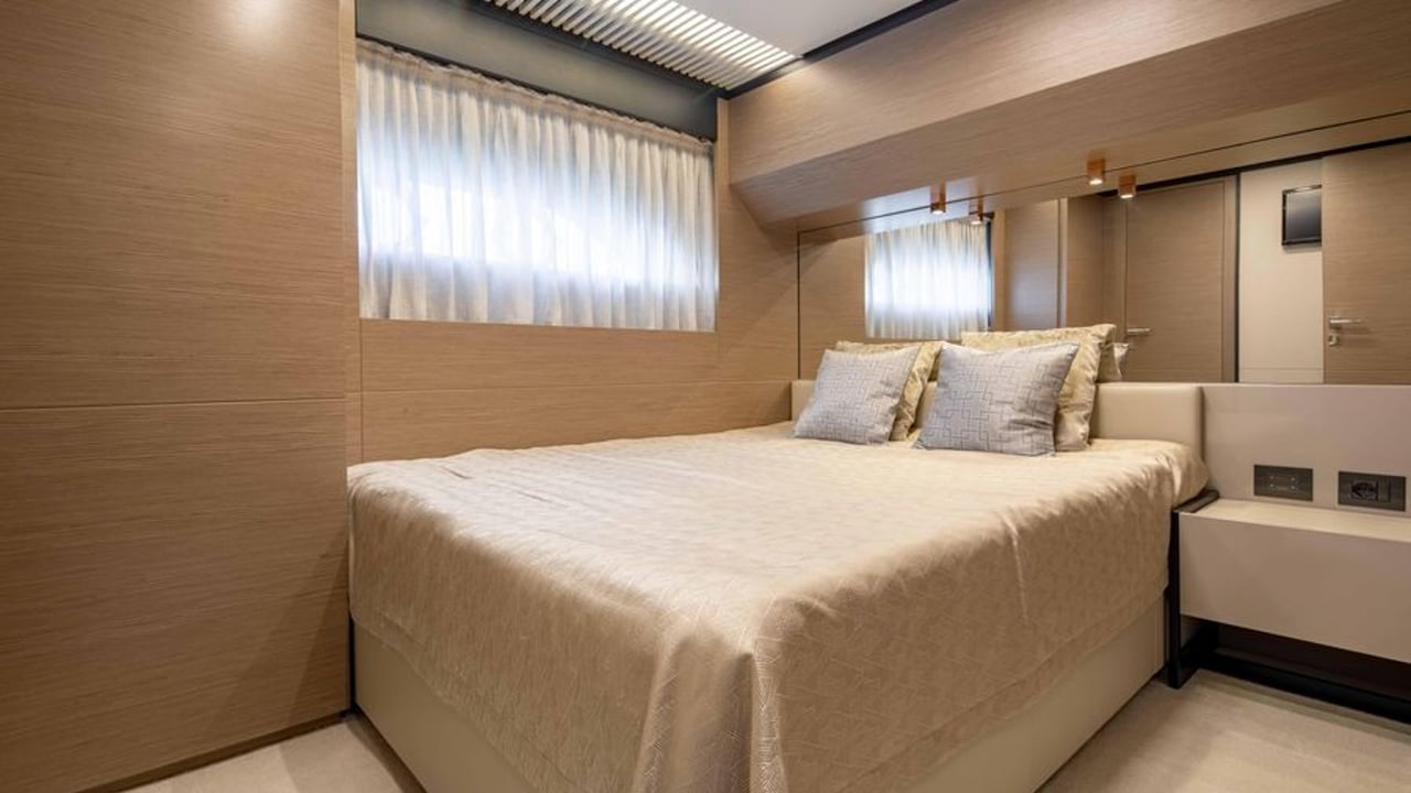 FERRETTI 780