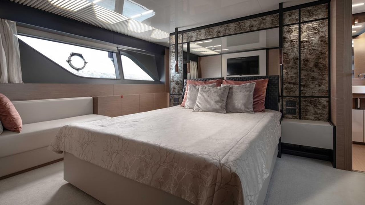 FERRETTI 780