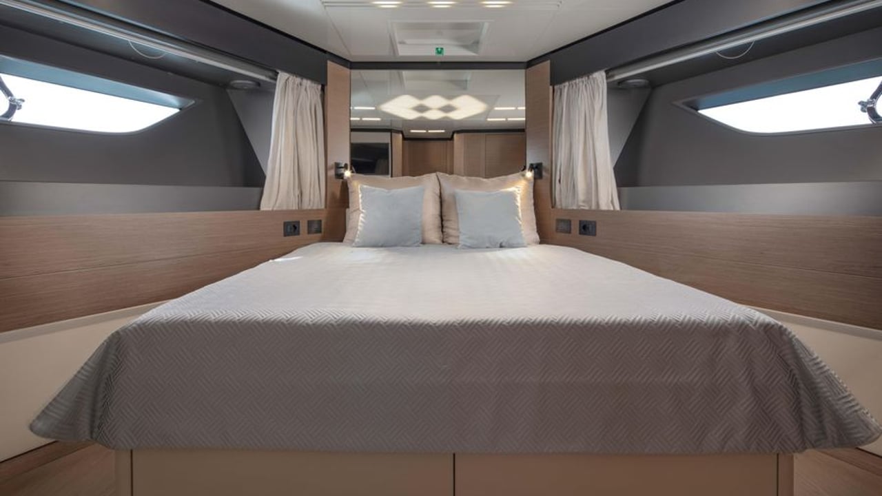 FERRETTI 780