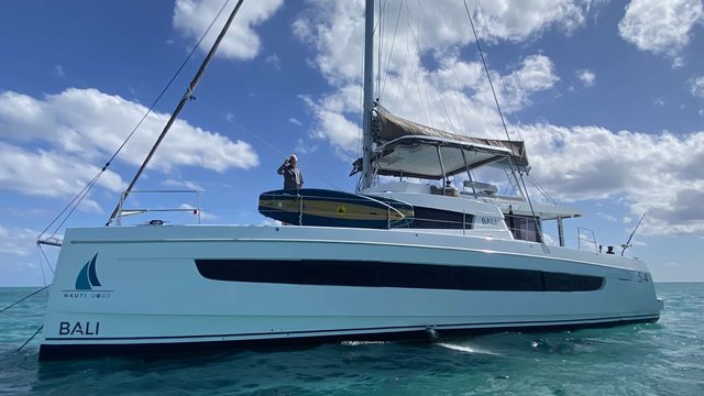 NAUTI DOGS 5.4